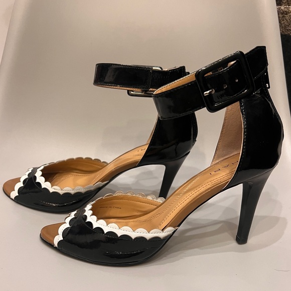 Adorable b&w scallop design Tahiti ankle strap patent leather sandals. - Picture 2 of 9